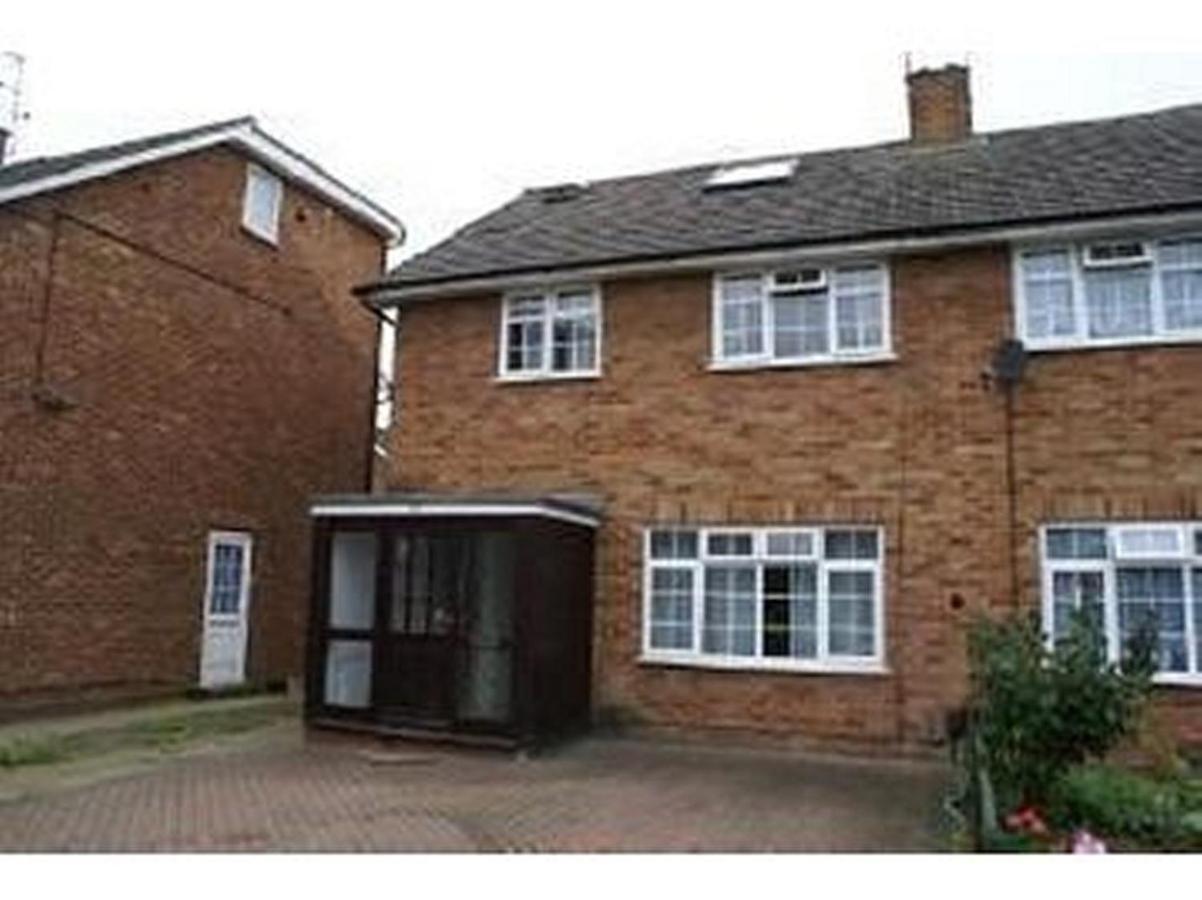 Вилла London Heathrow West Drayton  Экстерьер фото