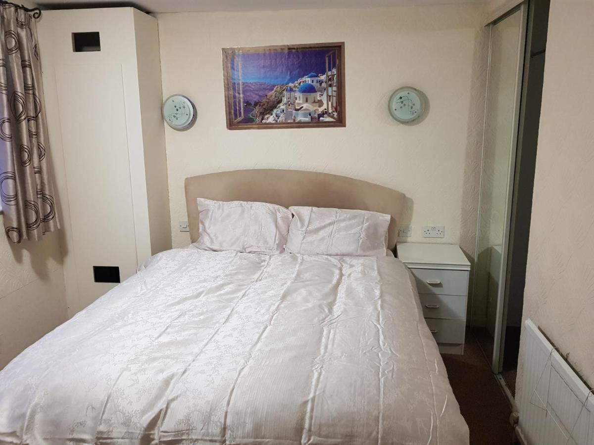 Вилла London Heathrow West Drayton  Экстерьер фото