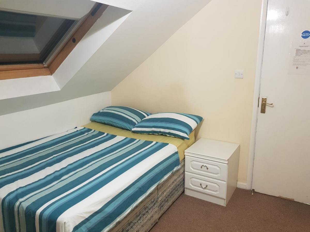 Вилла London Heathrow West Drayton  Экстерьер фото