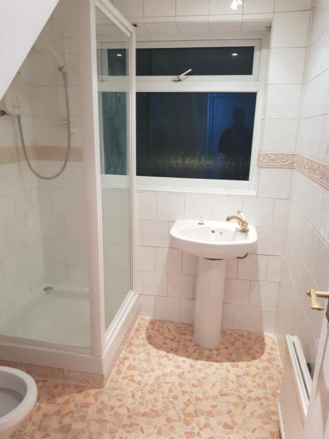 Вилла London Heathrow West Drayton  Экстерьер фото